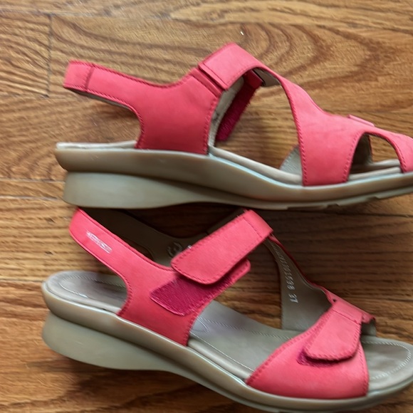 Mephistopheles red size 37 size 7-71/2 sandals euc - Picture 4 of 6